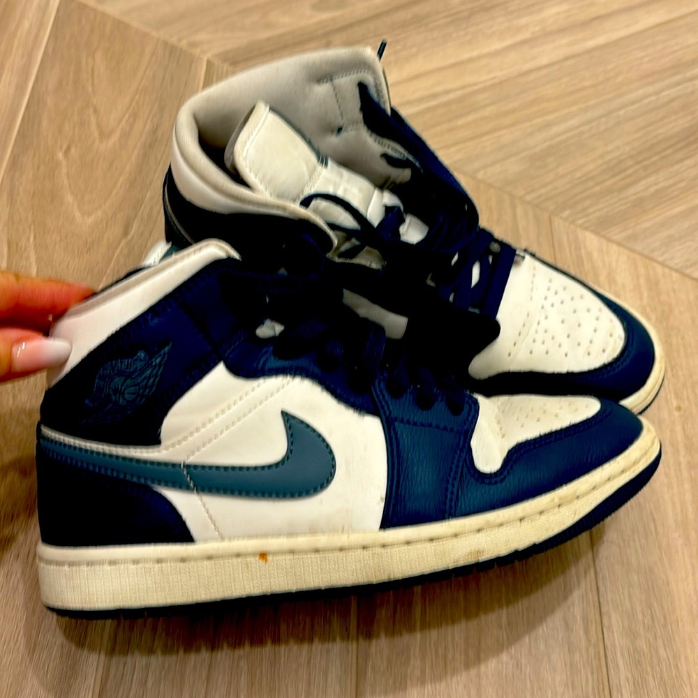 Air Jordan’s women’s 8.5